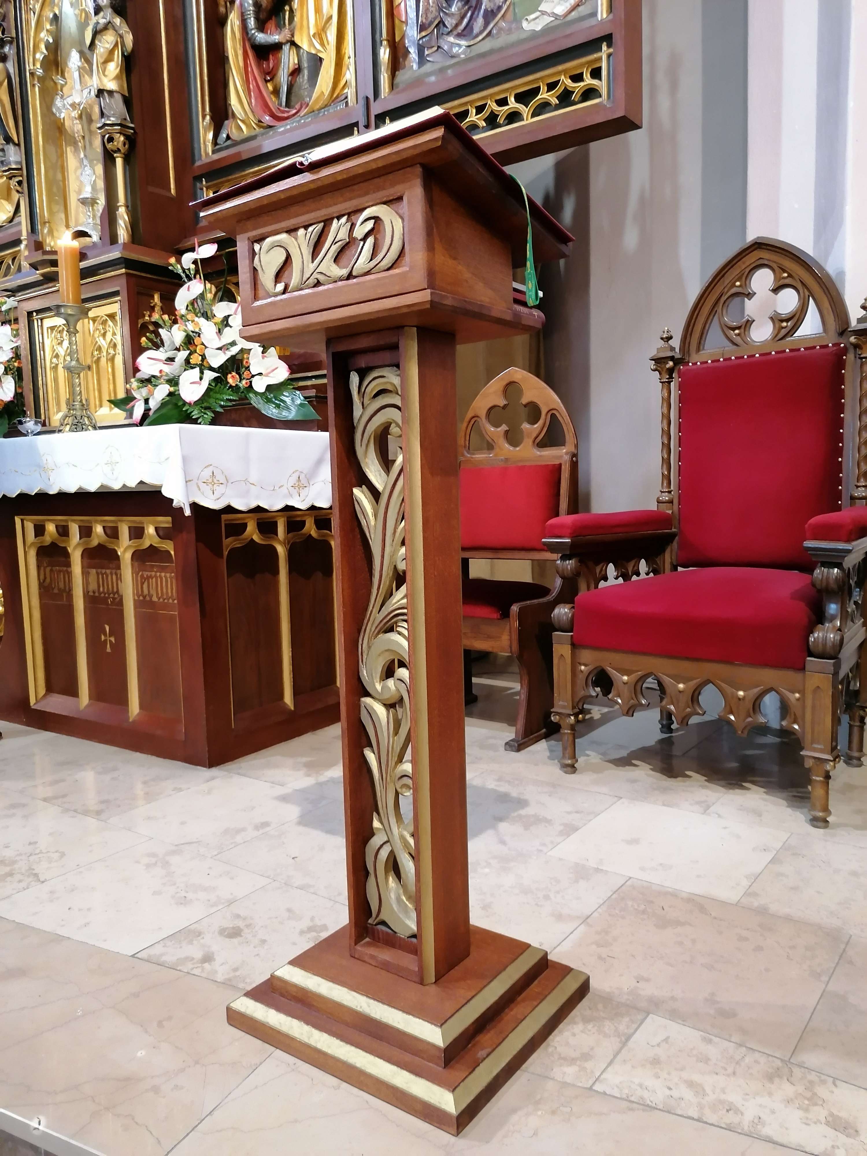 pulpit kościelny wykonany w dębinie